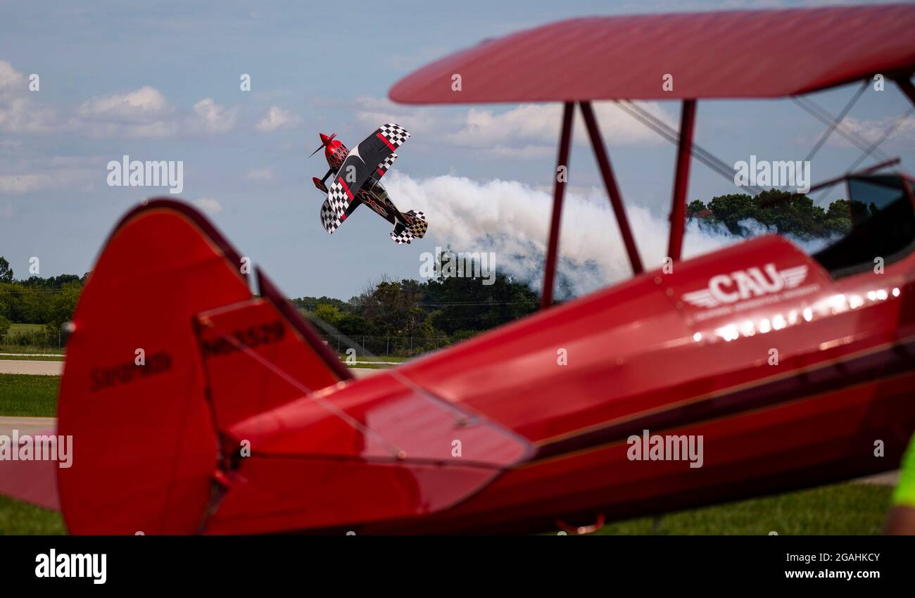 Wisconsin, Stati Uniti. 30 luglio 2021. Oshkosh, l'EAA AirVenture, un evento aereo annuale che riunisce gli appassionati dell'aviazione. 1 agosto 2021. L'aeromobile vola lateralmente e diagonalmente a terra presso la Experimental Aircraft Association (EAA) "AirVenture 2021" di Oshkosh, Wisconsin, Stati Uniti, il 30 luglio 2021. L'EAA AirVenture, un evento aereo annuale che riunisce gli appassionati dell'aviazione, è in corso dal 26 luglio al 1 agosto 2021. Credit: Joel Lerner/Xinhua/Alamy Live News Credit: Xinhua/Alamy Live News Foto Stock