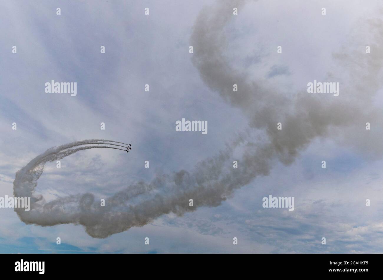 Wisconsin, Stati Uniti. 30 luglio 2021. Oshkosh, l'EAA AirVenture, un evento aereo annuale che riunisce gli appassionati dell'aviazione. 1 agosto 2021. Gli aeromobili lasciano una traccia di fumo alla Experimental AirVenture 2021 di Oshkosh, Wisconsin, Stati Uniti, il 30 luglio 2021. L'EAA AirVenture, un evento aereo annuale che riunisce gli appassionati dell'aviazione, è in corso dal 26 luglio al 1 agosto 2021. Credit: Joel Lerner/Xinhua/Alamy Live News Credit: Xinhua/Alamy Live News Foto Stock