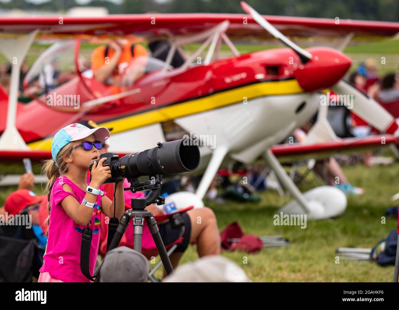 Wisconsin, Stati Uniti. 30 luglio 2021. Oshkosh, l'EAA AirVenture, un evento aereo annuale che riunisce gli appassionati dell'aviazione. 1 agosto 2021. Una ragazza scatta foto alla Experimental Aircraft Association (EAA) "AirVenture 2021" di Oshkosh, Wisconsin, Stati Uniti, 30 luglio 2021. L'EAA AirVenture, un evento aereo annuale che riunisce gli appassionati dell'aviazione, è in corso dal 26 luglio al 1 agosto 2021. Credit: Joel Lerner/Xinhua/Alamy Live News Credit: Xinhua/Alamy Live News Foto Stock