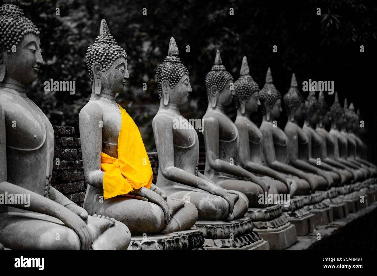 la statua del buddha in stile thai antico in bianco e nero con copertina gialla fiabrica Foto Stock