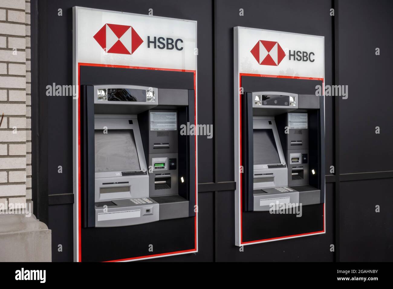 Kirkland, WA USA - circa luglio 2021: Vista ad angolo di una macchina HSBC ATM sul lato di un edificio in mattoni a muro nel lago Totem. Foto Stock