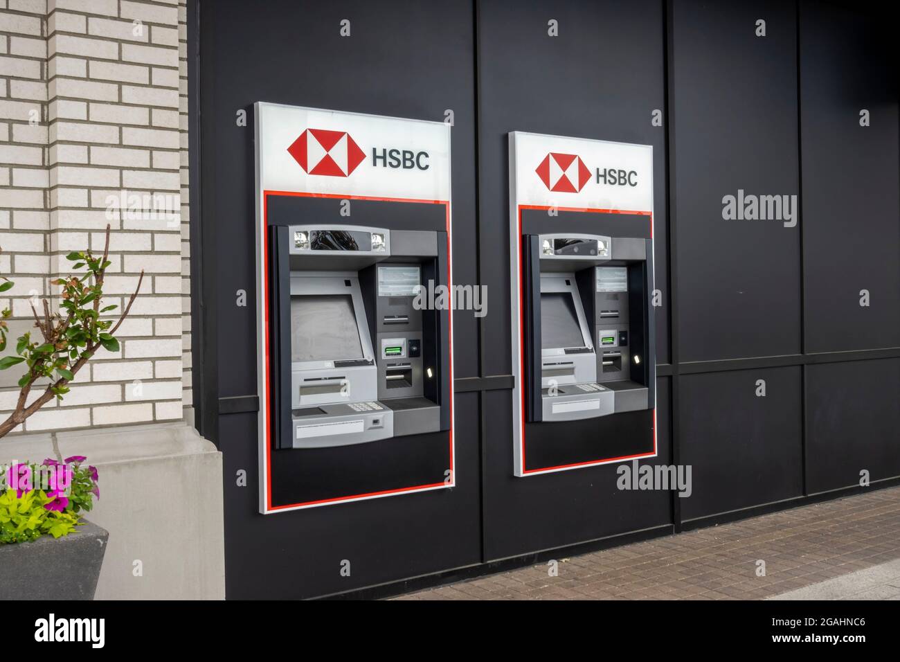 Kirkland, WA USA - circa luglio 2021: Vista ad angolo di una macchina HSBC ATM sul lato di un edificio in mattoni a muro nel lago Totem Foto Stock