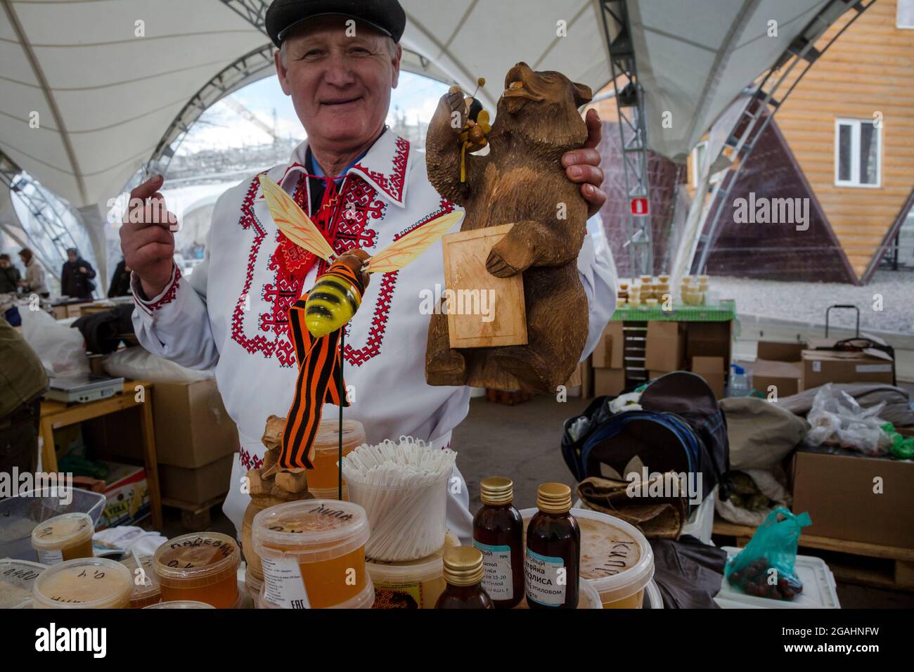 Mosca, Russia. 25 aprile 2015 UN uomo vende miele alla fiera agricola dei prodotti russi sul territorio del Centro Espositivo VDNH di Mosca, Russia Foto Stock