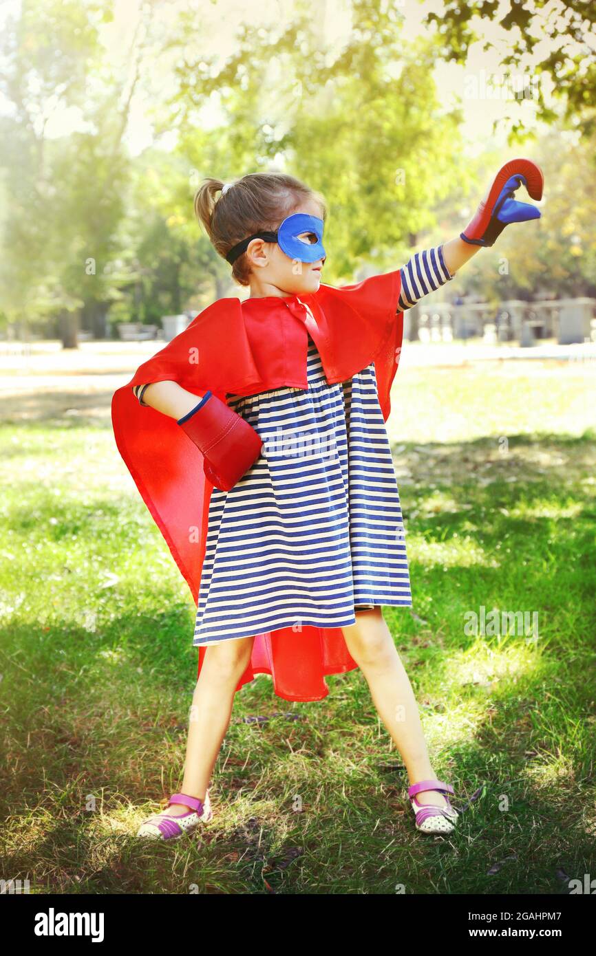 Bambina vestito come supereroe in guantoni da pugilato presso il parco Foto  stock - Alamy