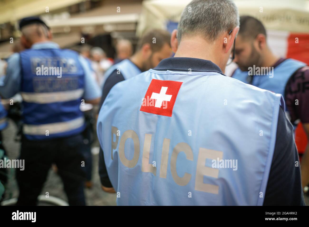 Bucarest, Romania - 28 giugno 2021: Poliziotto svizzero per le strade di Bucarest durante una partita di calcio. Foto Stock