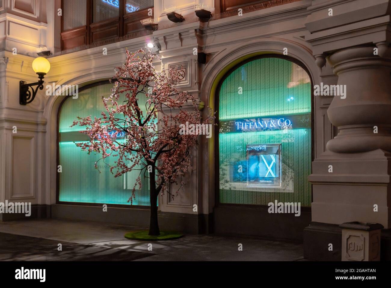 Finestra del negozio Tiffany & Co illuminata di notte, GRANDE magazzino DI GOMMA, Mosca, Russia Foto Stock