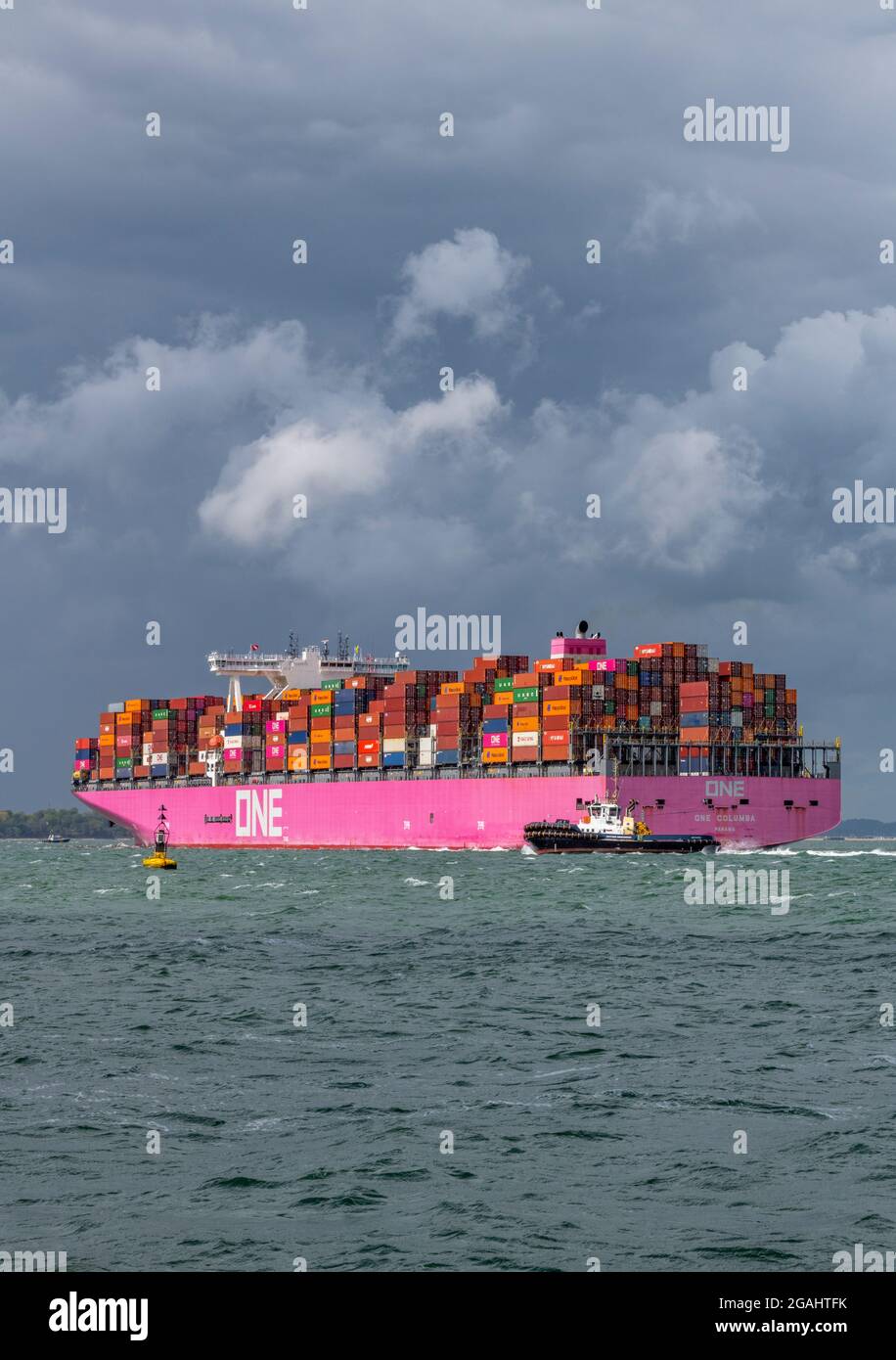 Rimorchiatore, One columbia, nave container, nave massiccia, porto di southampton, banchine di southampton, conatinerizzazione. Foto Stock