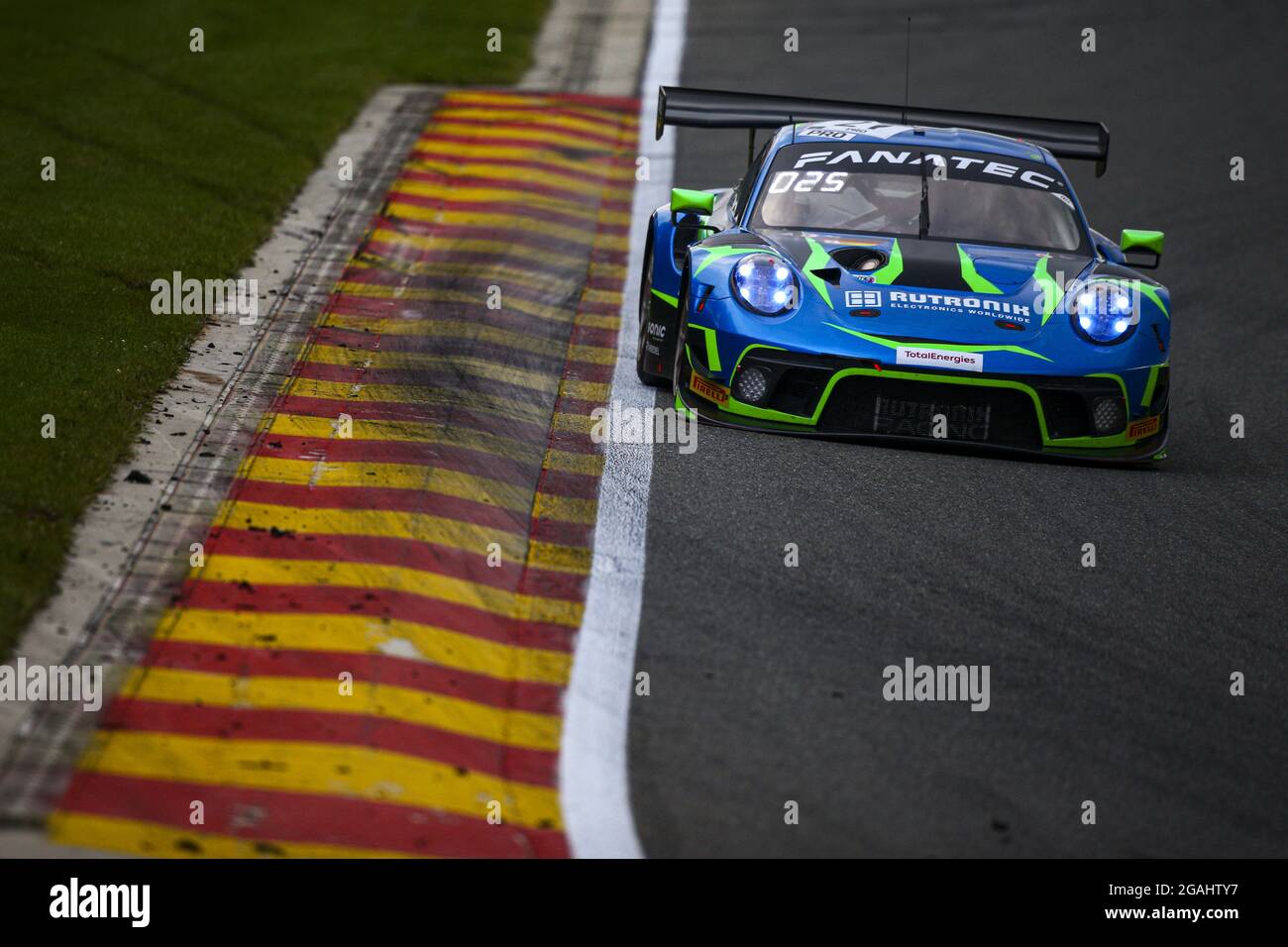 Spa, Belgio. 30 luglio 2021. 21 Muller Sven (ger), Estre Kevin (fra), Lietz Richard (aut), Rutronik Racing, Porsche 911 GT3-R (911.II), azione durante la TotalEnergies 24 ore di Spa, 6° round del 2021 Fanatec GT World Challenge Europe Powered by AWS, dal 28 luglio al 1 agosto 2021 sul circuito di Spa-Francorchamps A Stavelot, Belgio - Foto Julien Delfosse / DPPI Credit: Agenzia indipendente per la fotografia/Alamy Live News Foto Stock