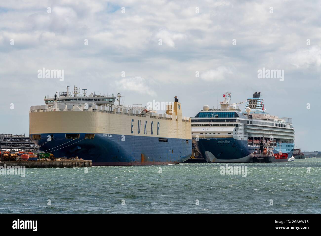 navi di grandi dimensioni nel porto di southampton, nave da crociera nei moli di southampton, nave di trasporto per auto accanto a una grande nave da crociera nei moli di southampton Foto Stock