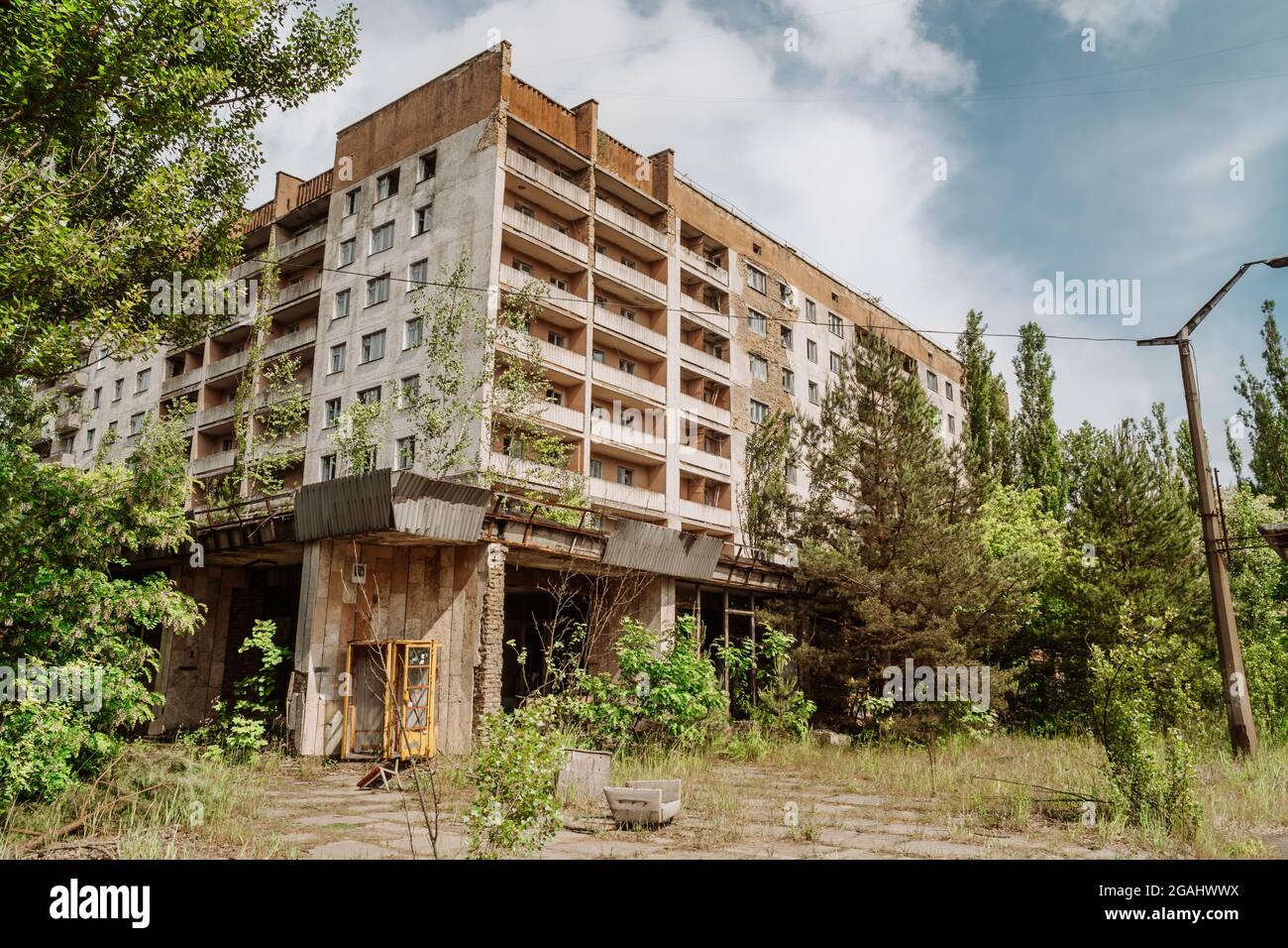 Abbandonati edifici sovietici in decadimento nella città di Pripyat, Ucraina - evacuati dopo il disastro di Chernobyl Foto Stock
