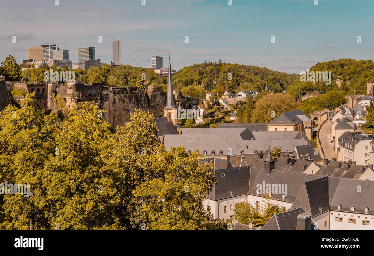 Vista aerea panoramica della città vecchia di Lussemburgo, Lussemburgo con la città bassa di Grund Foto Stock