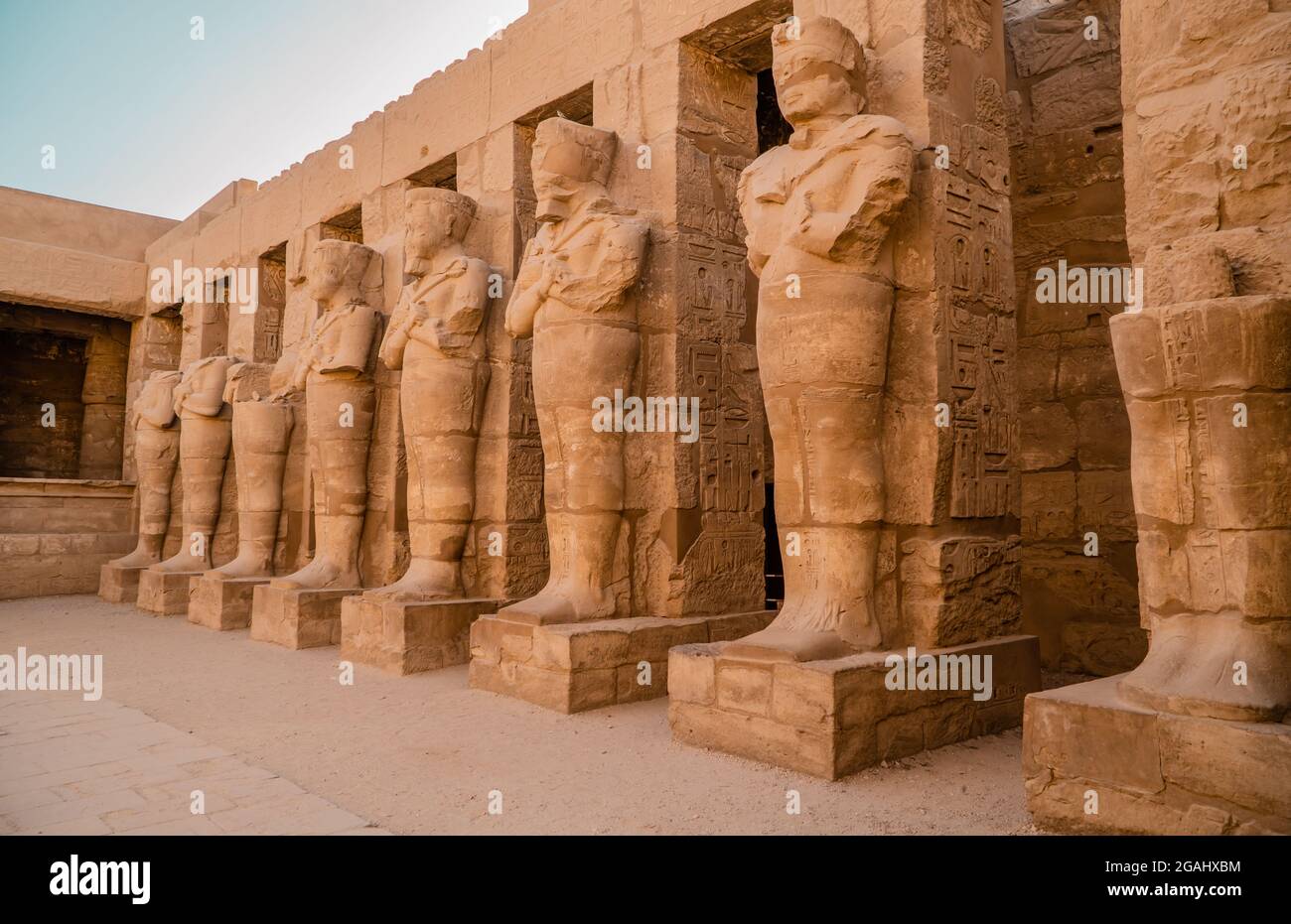 Statue sorprendenti all'interno del complesso del Tempio di Karnak a Luxor, Egitto Foto Stock