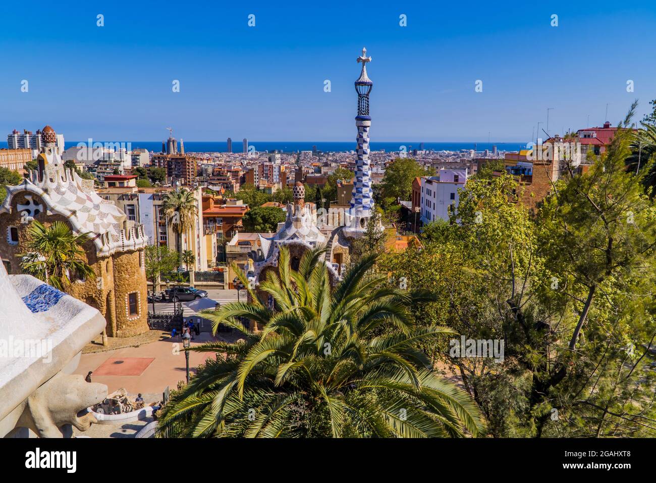 Barcellona, Spagna - 12 aprile 2021 - Vista panoramica del Parco Guell con il paesaggio urbano di Barcellona sullo sfondo Foto Stock