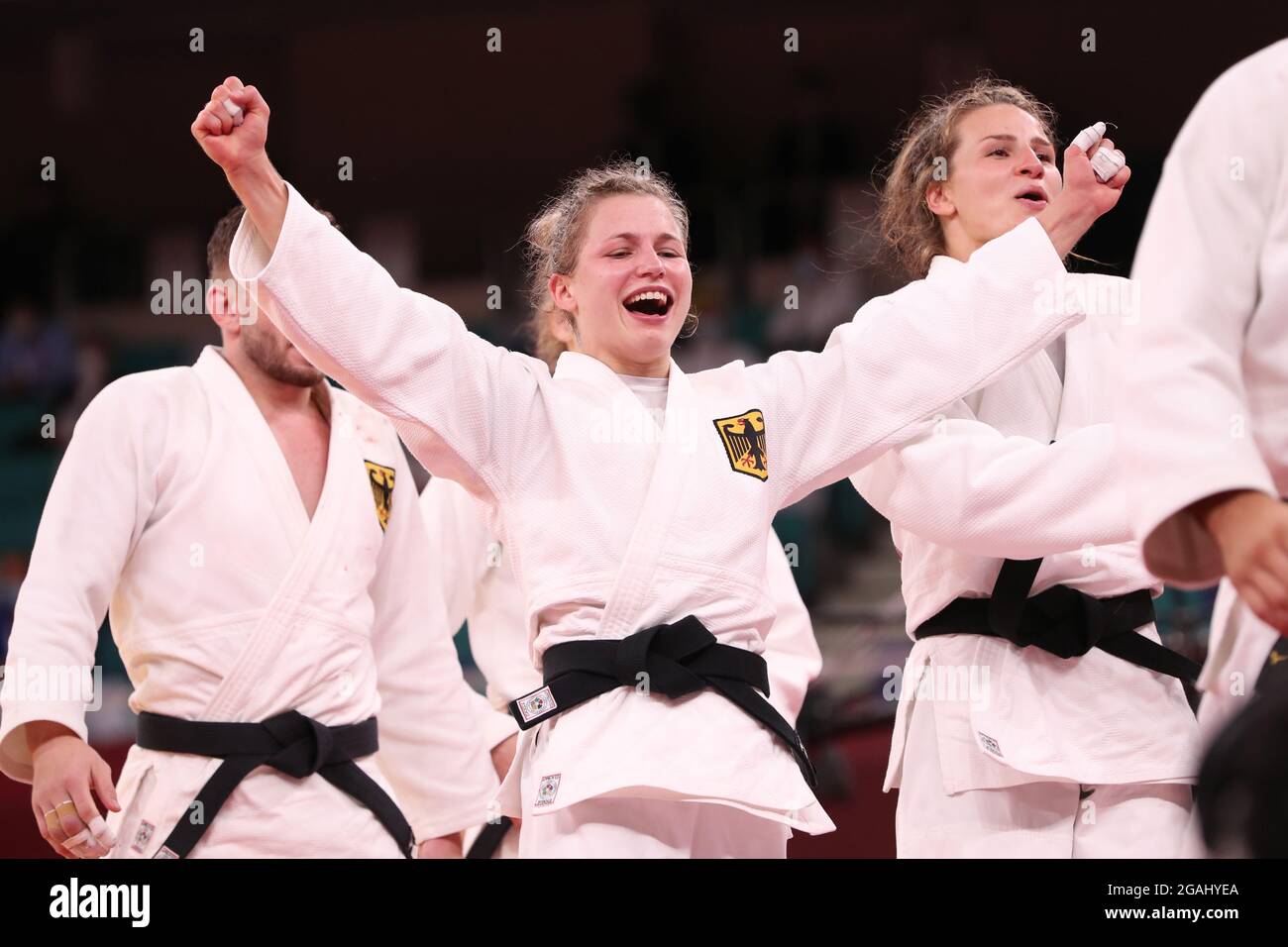 Tokio, Giappone. 31 luglio 2021. JUDO: Olympia, preliminari, team, misto, round di speranza. La squadra mista tedesca è felice della vittoria e quindi della medaglia di bronzo olimpica contro la squadra mista olandese. Credit: Friso Gentsch/dpa/Alamy Live News Foto Stock