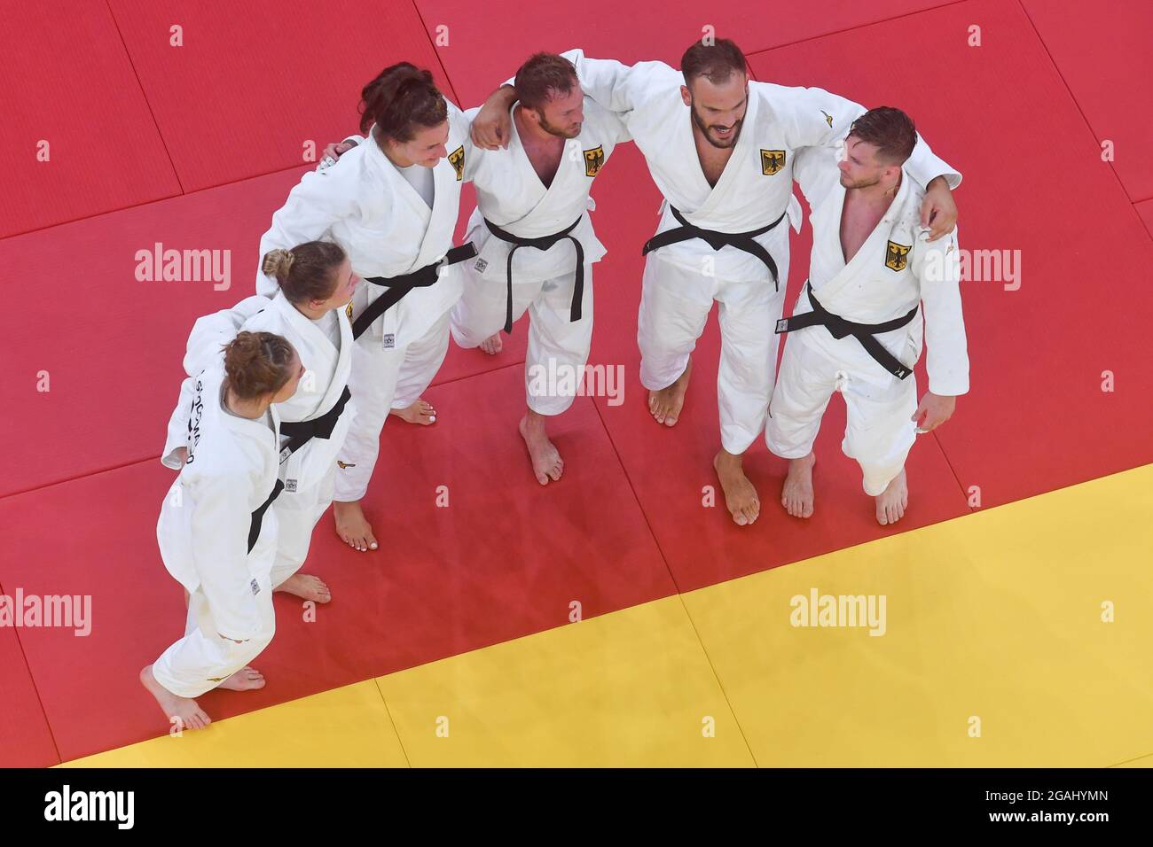 Tokyo, Giappone. 31 luglio 2021. Gli atleti della Germania festeggiano dopo aver vinto la medaglia di bronzo della squadra mista JUDO contro i Paesi Bassi ai Giochi Olimpici di Tokyo 2020 a Tokyo, Giappone, il 31 luglio 2021. Credit: Xu Zijian/Xinhua/Alamy Live News Foto Stock