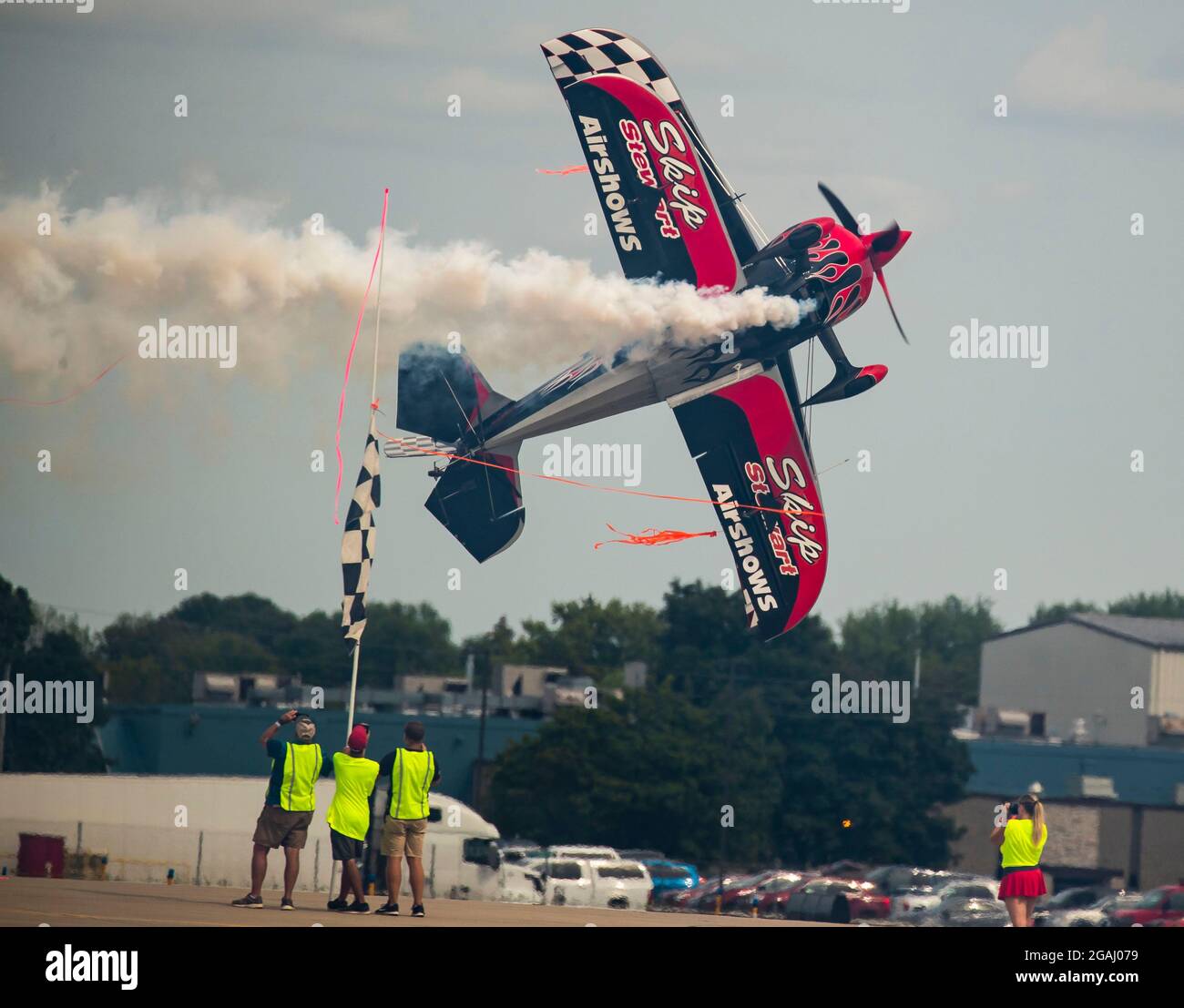 Wisconsin, Stati Uniti. 30 luglio 2021. Oshkosh, la EAA AirVenture, una mostra aerea annuale che riunisce gli appassionati dell'aviazione. 1 agosto 2021. Un aeromobile si esibisce presso la Experimental AirVenture 2021 di Oshkosh, Wisconsin, Stati Uniti, il 30 luglio 2021. L'EAA AirVenture, una fiera aerea annuale che riunisce gli appassionati dell'aviazione, è in corso dal 26 luglio al 1 agosto 2021. Credit: Joel Lerner/Xinhua/Alamy Live News Credit: Xinhua/Alamy Live News Foto Stock
