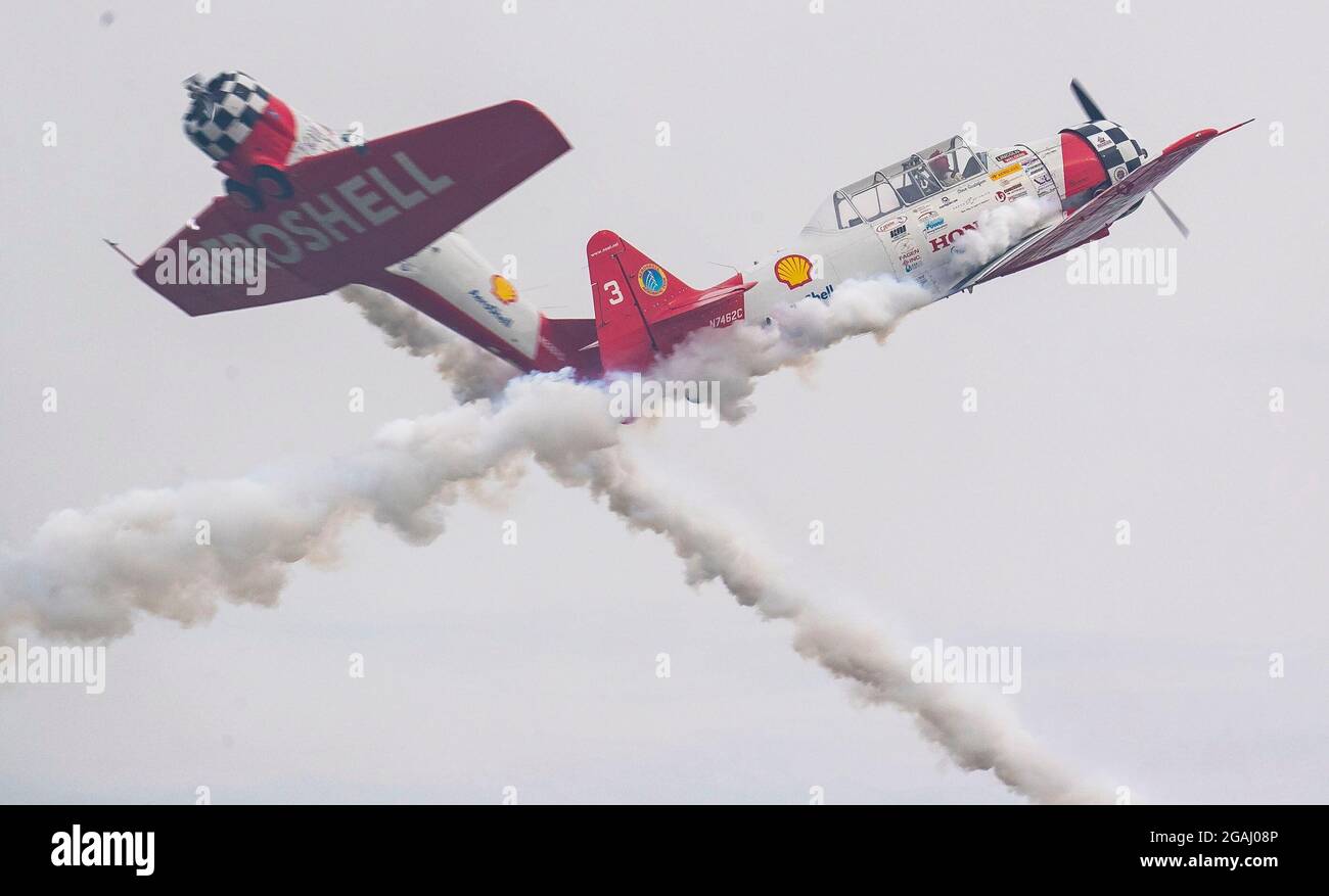 Wisconsin, Stati Uniti. 30 luglio 2021. Oshkosh, la EAA AirVenture, una mostra aerea annuale che riunisce gli appassionati dell'aviazione. 1 agosto 2021. I membri di una squadra aerobica si esibiscono presso la Experimental AirVenture 2021 di Oshkosh, Wisconsin, Stati Uniti, il 30 luglio 2021. L'EAA AirVenture, una fiera aerea annuale che riunisce gli appassionati dell'aviazione, è in corso dal 26 luglio al 1 agosto 2021. Credit: Joel Lerner/Xinhua/Alamy Live News Credit: Xinhua/Alamy Live News Foto Stock