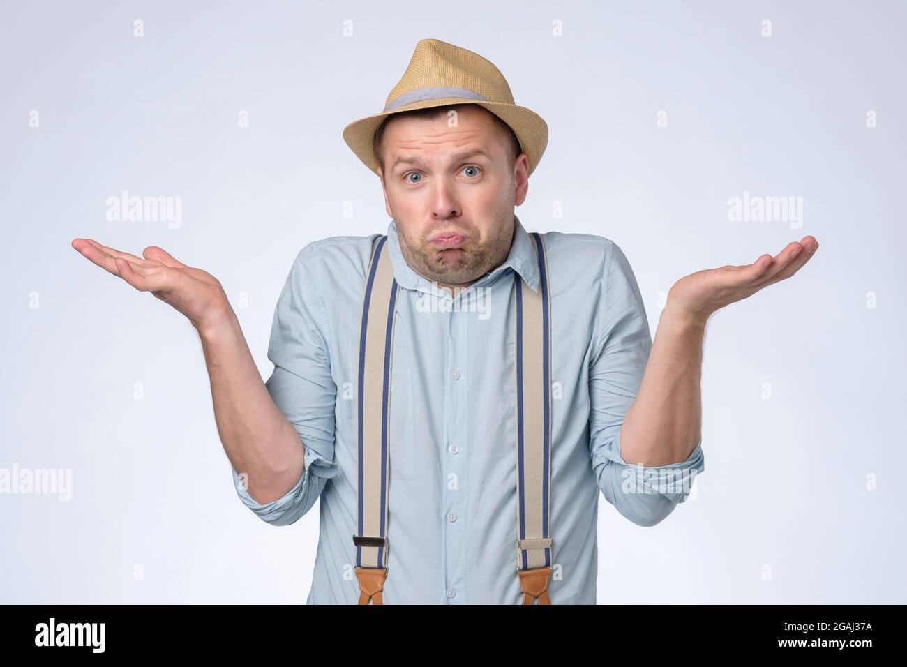 Uomo senza cluster con spalle che non hanno idea di cosa fare Foto Stock