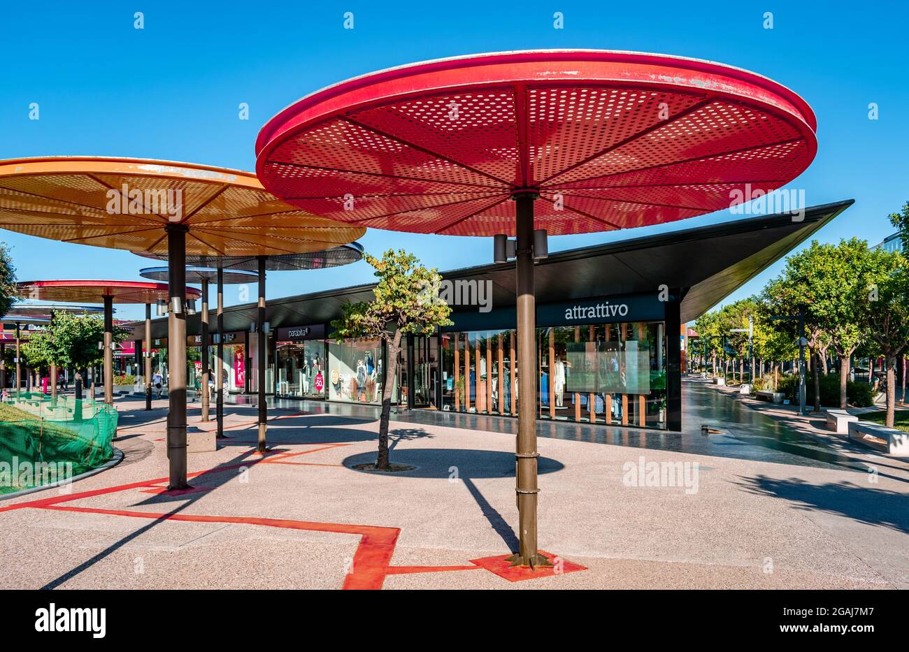 Ombrelloni presso Smart Park, il più grande parco commerciale della Grecia,  situato nel quartiere di Spata, vicino all'aeroporto internazionale di  Atene Foto stock - Alamy
