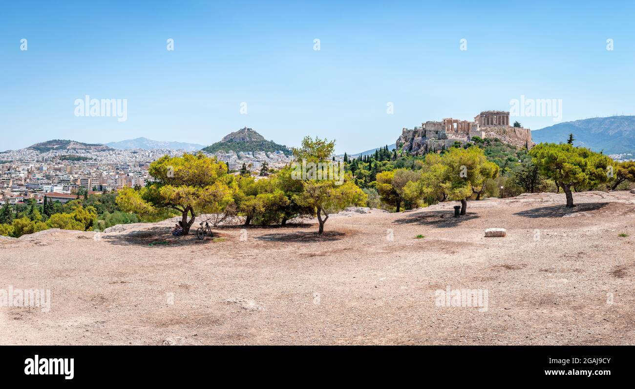 Vista dello skyline di Atene dal Pnyx, la collina storica nella capitale della Grecia. L'Acropoli e il Monte Licabetto dominano il quadro. Foto Stock