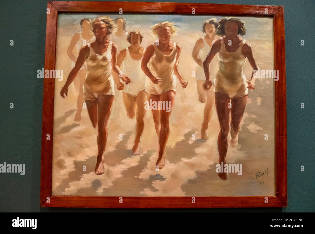 Donna che corre su un dipinto di spiaggia. Anno 1940. Foto Stock