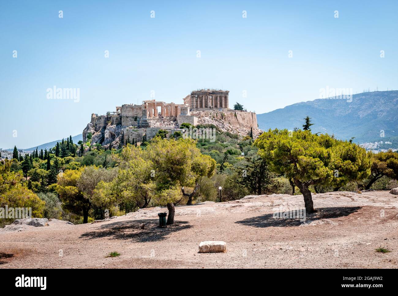 Vista sull'Acropoli di Atene. Foto scattata dal Pnyx, la collina storica nel centro della città. Foto Stock