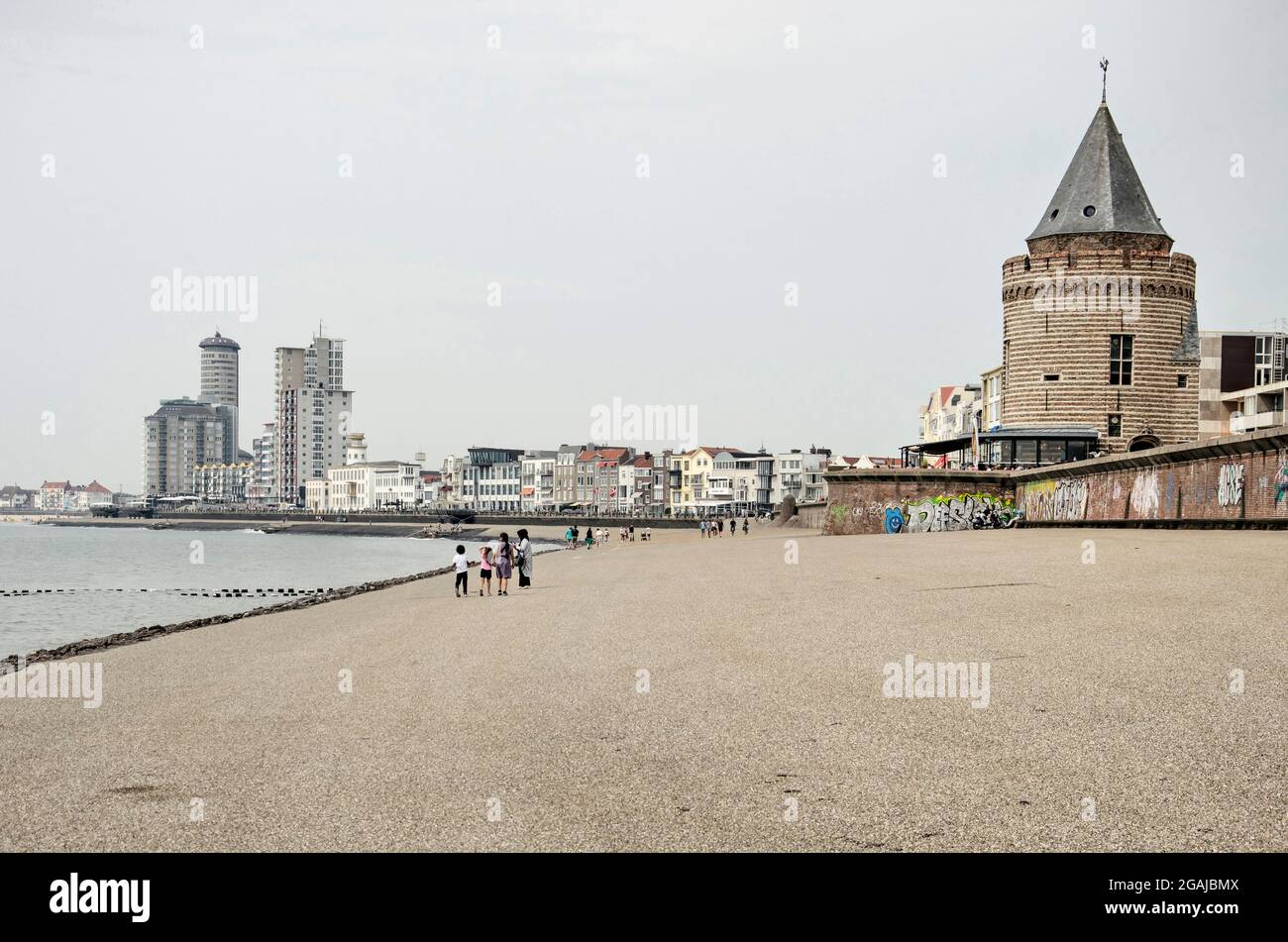 Vlissingen, Paesi Bassi, 24 luglio 2021: Vista sul lungomare della città con la storica Torre dei prigionieri, un pendio di asfalto e uno skyline moderno Foto Stock