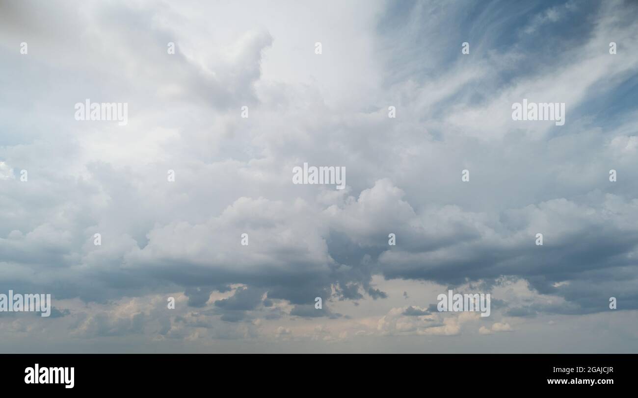 Sfondo di nuvole grigio scuro. Vista panoramica sul cielo Foto Stock