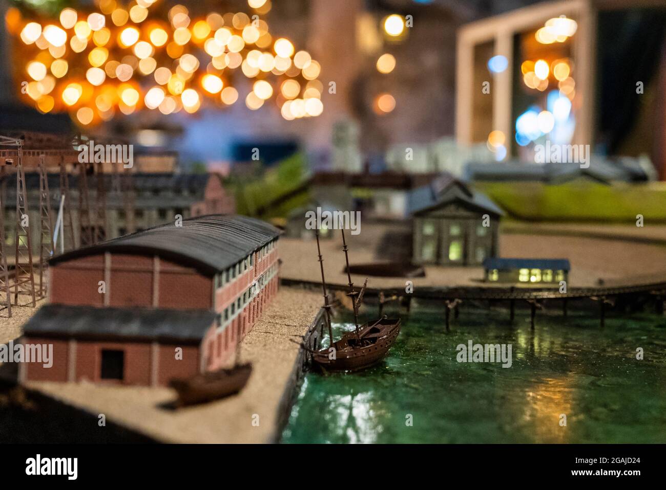 Città modello piccolo treno dove il treno va vicino a magazzini Foto Stock