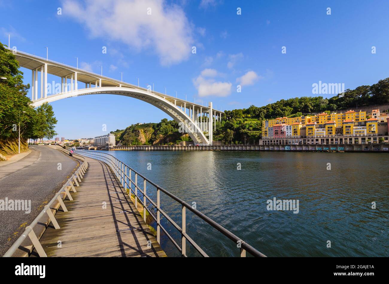 Ponte Arrabida tra Vila Nova de Gaia e le città di Porto in Portogallo Foto Stock