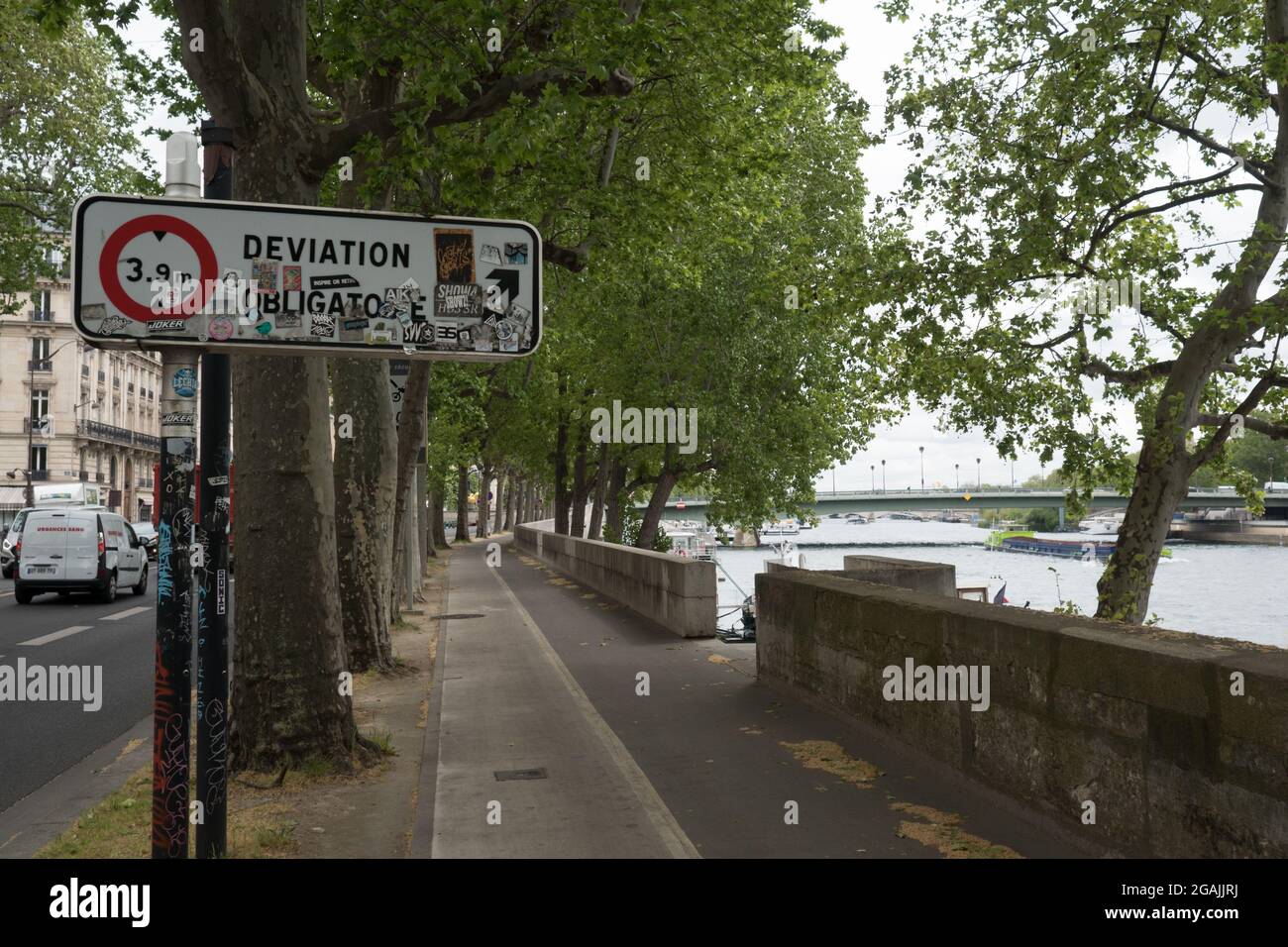 PAR, FRANCIA - 08 luglio 2021: Un vecchio francese deviazione obbligatoria grunge stile strada segno di direzione Foto Stock