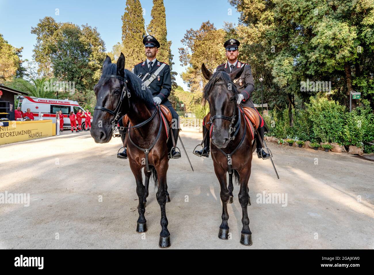 Siracusa Sicilia Italia - luglio 22 2021: Due carabinieri orgogliosi a cavallo all'interno del parco archeologico di Neapolis Foto Stock