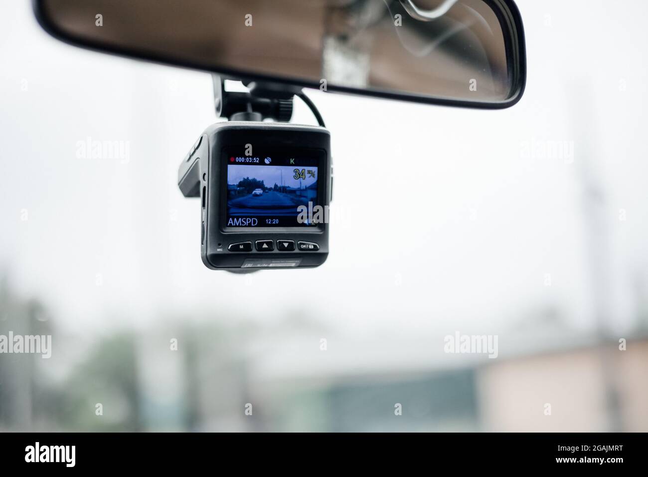 Videoregistratore per auto (telecamera cruscotto). Videoregistratore sotto lo specchio retrovisore in auto. Messa a fuoco morbida Foto Stock