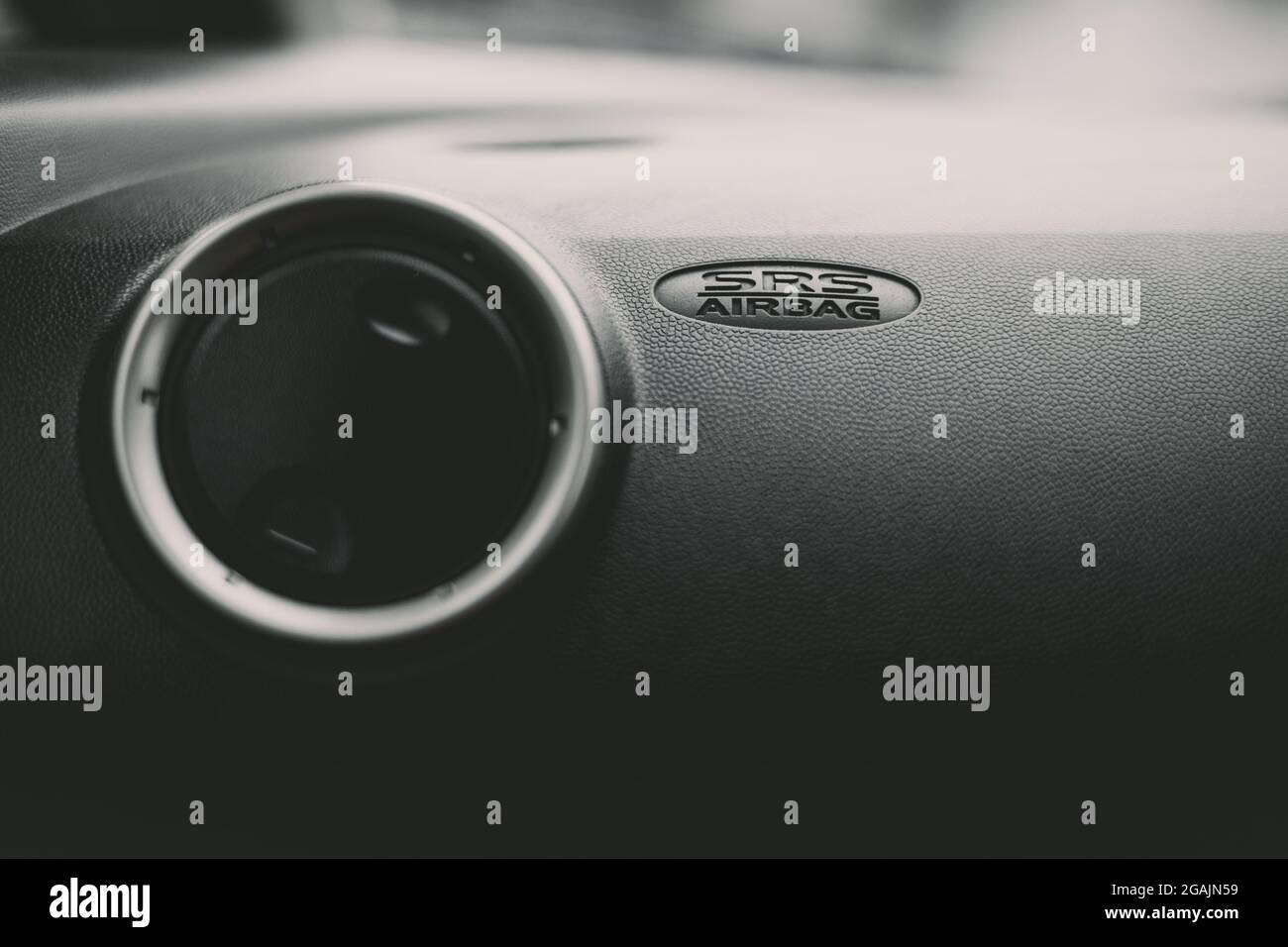 Logo airbag SRS sul cruscotto della vettura. Primo piano Foto Stock
