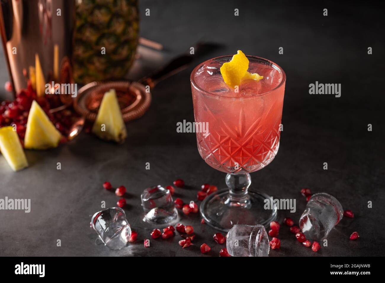 cocktail estivo di melograno e ananas fresco e leggero con cubetti di ghiaccio Foto Stock