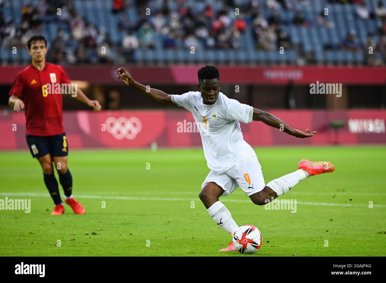 Miyagi, Giappone. 31 luglio 2021. Youssouf Dao della Costa d'Avorio spara durante la partita finale di calcio maschile tra la Spagna e la Costa d'Avorio ai Giochi Olimpici di Tokyo 2020 a Miyagi, Giappone, 31 luglio 2021. Credit: LU Yang/Xinhua/Alamy Live News Foto Stock