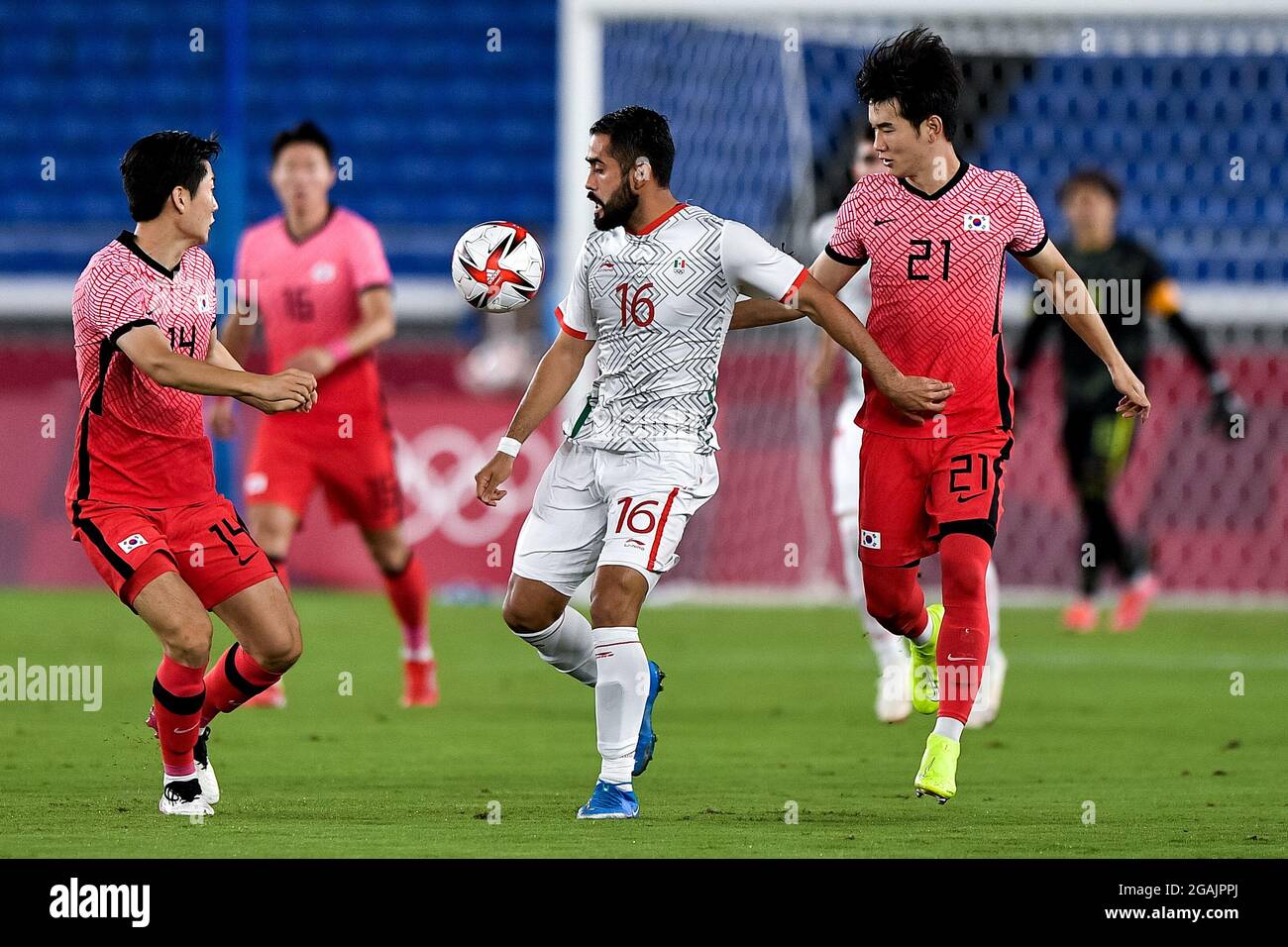 YOKOHAMA, GIAPPONE - LUGLIO 31: Dong-hyun Kim della Corea del Sud, Jose  Esquivel del Messico e Jin-gyu Kim della Corea del Sud durante la partita  finale del torneo olimpico di calcio maschile