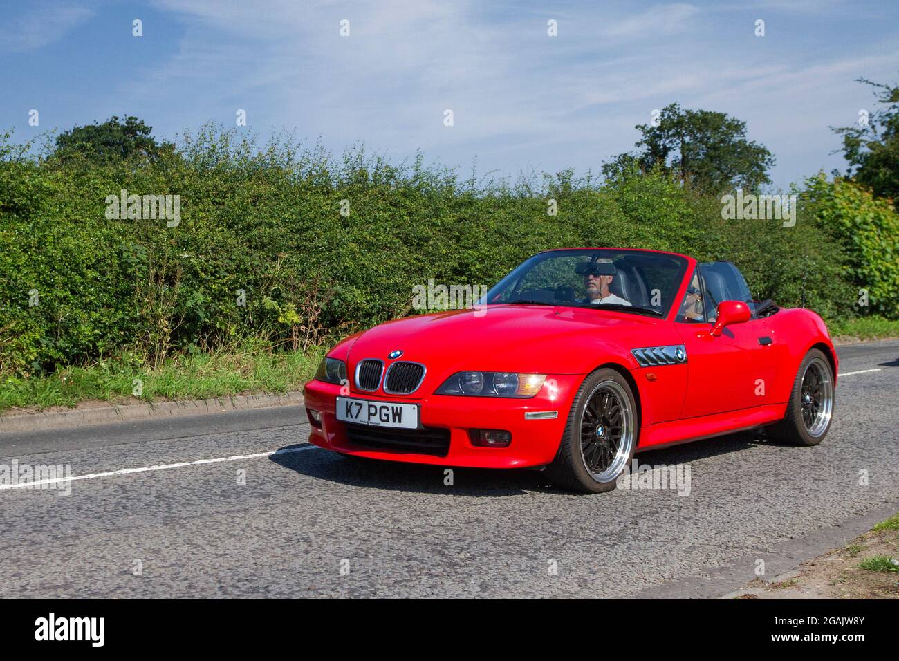 1999 90s rosso BMW 520i 5 velocità manuale cabrio in rotta per Capesthorne Hall Classic luglio mostra auto, Cheshire, Regno Unito Foto Stock