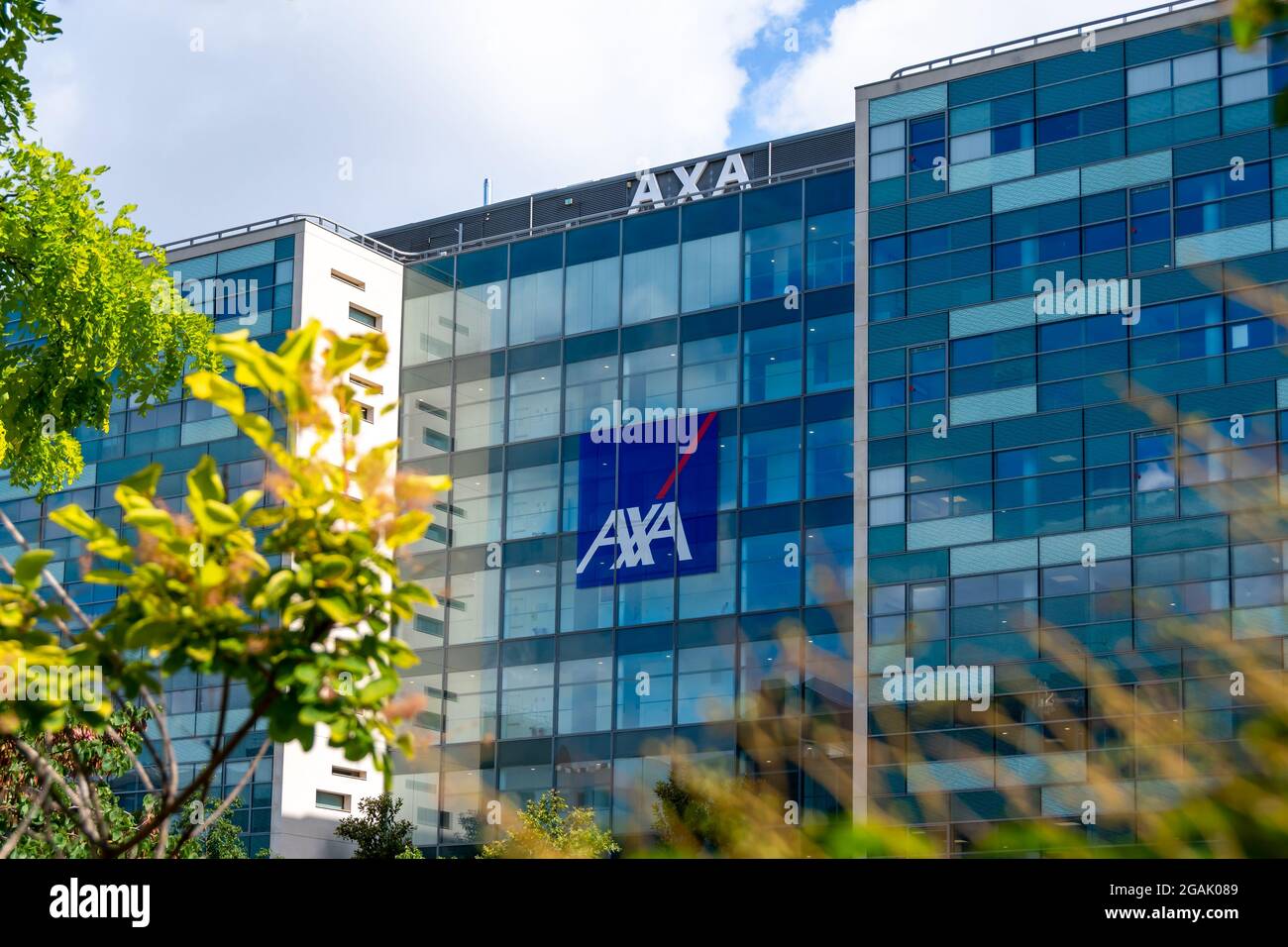 Vista esterna dell'edificio che ospita la sede di AXA, un gruppo internazionale francese specializzato in assicurazioni e gestione patrimoniale Foto Stock