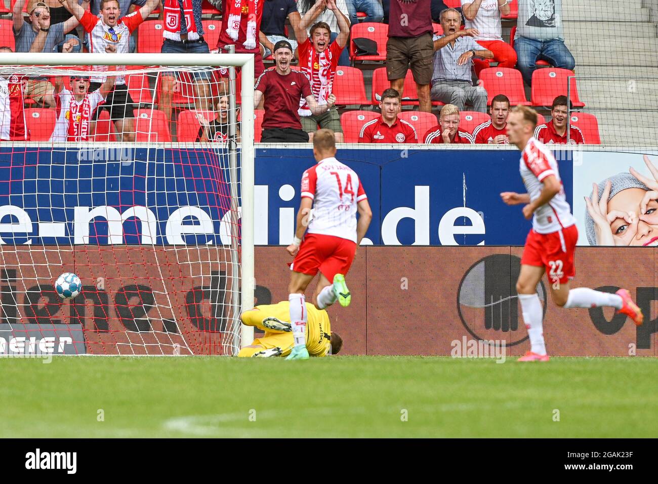 Regensburg, Germania. 31 luglio 2021. Calcio: 2. Bundesliga, Jahn Regensburg - SV Sandhausen, giorno 2. Carlo Boukhalfa (r) di Ratisbona segna davanti a David otto (M) di Ratisbona per 1:0 nel traguardo di Patrick Drewes di Sandhausen. Credito: Armin Weigel/dpa - NOTA IMPORTANTE: In conformità con le norme del DFL Deutsche Fußball Liga e/o del DFB Deutscher Fußball-Bund, è vietato utilizzare o utilizzare fotografie scattate nello stadio e/o della partita sotto forma di sequenze fotografiche e/o serie fotografiche di tipo video./dpa/Alamy Live News Foto Stock