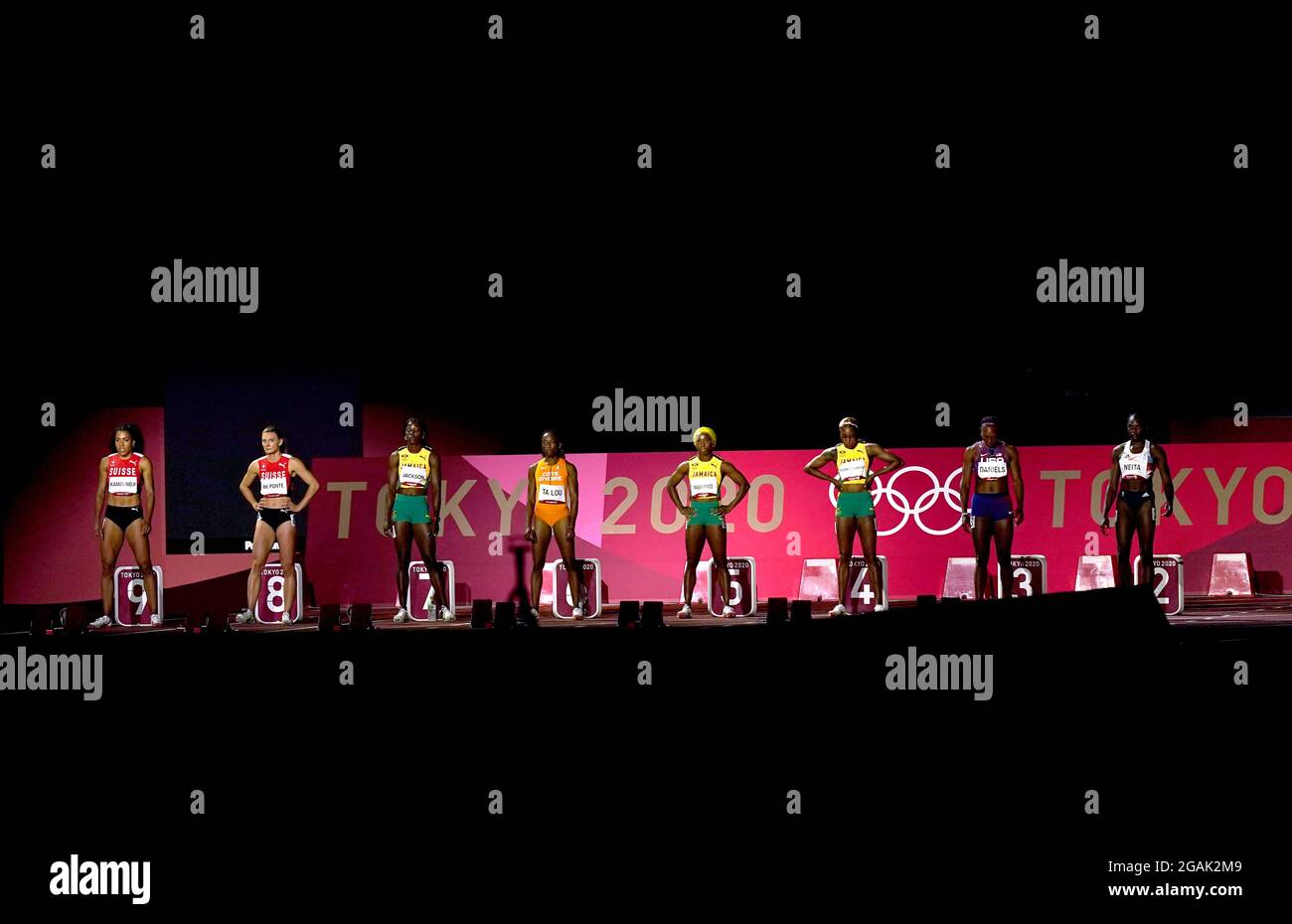 I concorrenti si allineano davanti alla finale femminile di 100 metri allo Stadio Olimpico l'ottavo giorno dei Giochi Olimpici di Tokyo 2020 in Giappone. Data immagine: Sabato 31 luglio 2021. Foto Stock