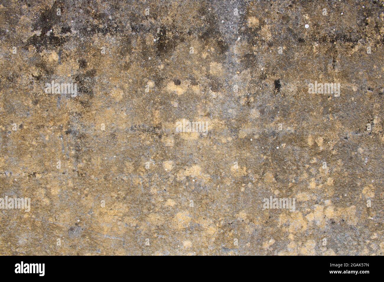 Argilla e cemento parete di fondo. Texture di ruvida parete rustica con spazio copia. Concetto di industria dei materiali e delle costruzioni Foto Stock