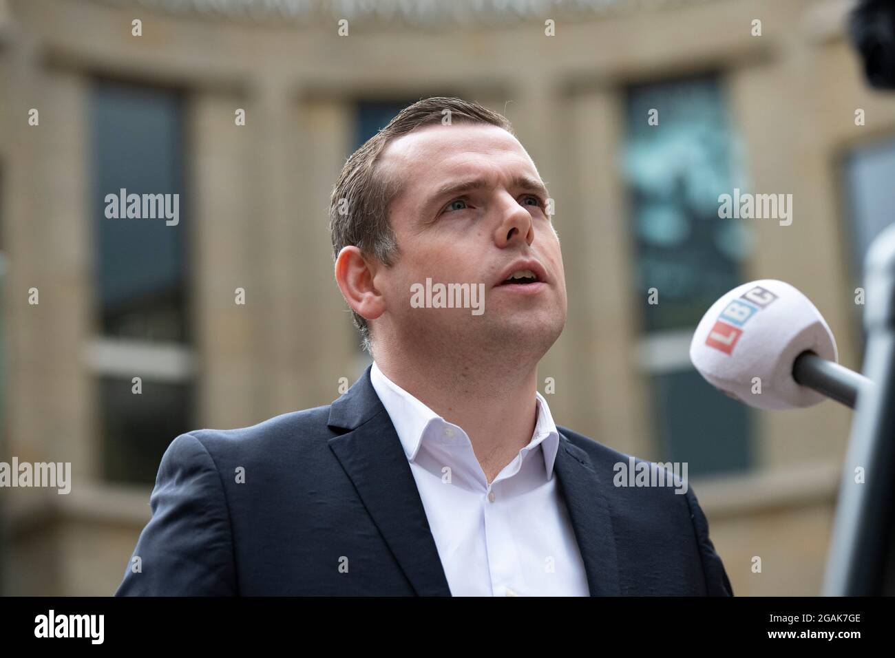 Glasgow, Scozia, Regno Unito. 30 luglio 2021. NELLA FOTO: Douglas Ross MSP, leader del Partito conservatore e Unionista Scozzese. Persone che parlano delle loro esperienze di passi di via Buchanan. I decessi per droga in Scozia sono aumentati fino ad un nuovo picco record per il settimo anno consecutivo, secondo dati "orribili e strazianti" pubblicati oggi. La notizia "scioccante" che 1,339 persone sono morte di droga nel 2020 significa che il tasso di mortalità per droga della Scozia rimane di gran lunga il peggiore in Europa. Credito: Colin Fisher Foto Stock