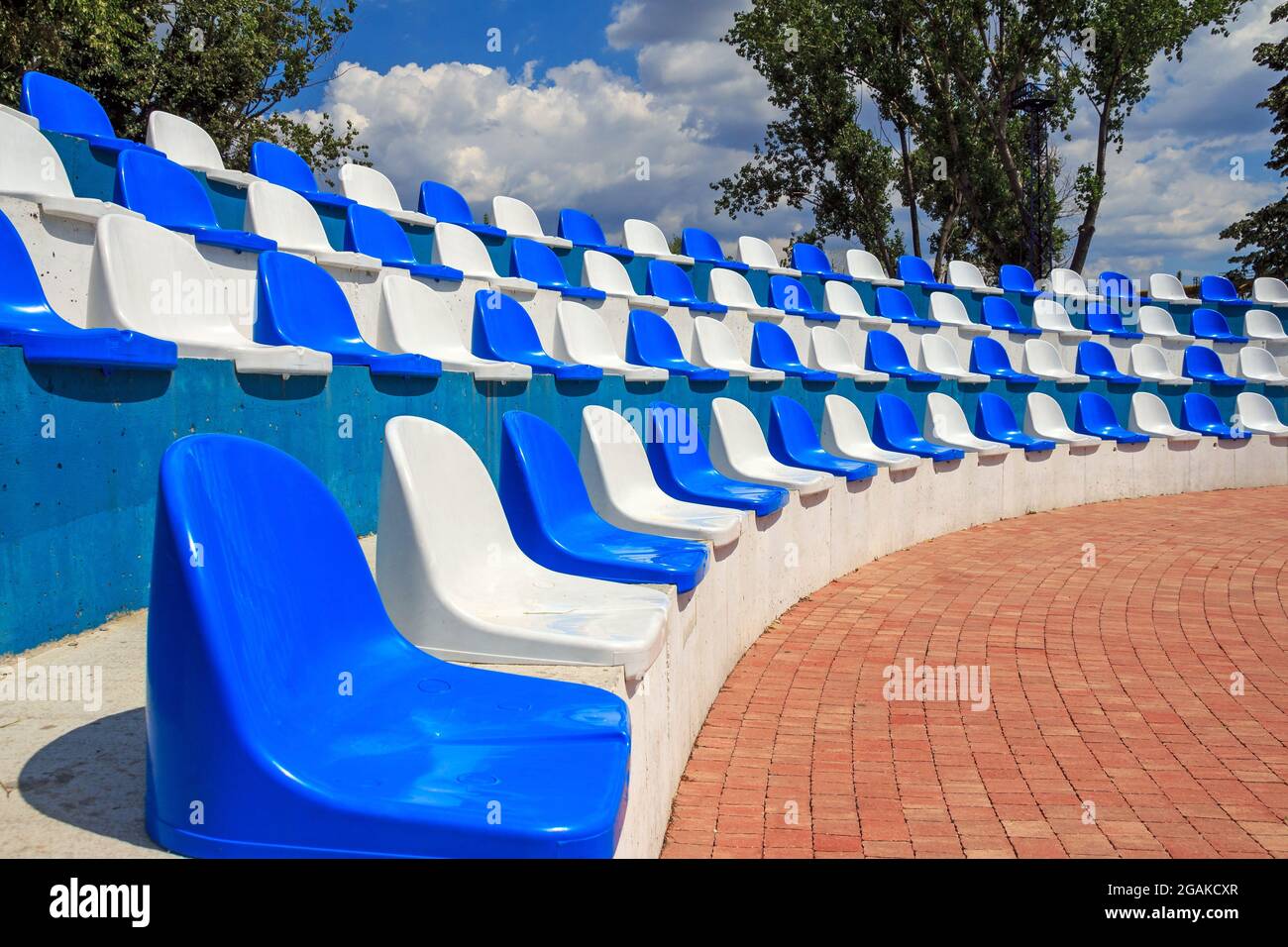 Posti vuoti a sedere per lo stadio, a causa della pandemia di blocco Foto Stock