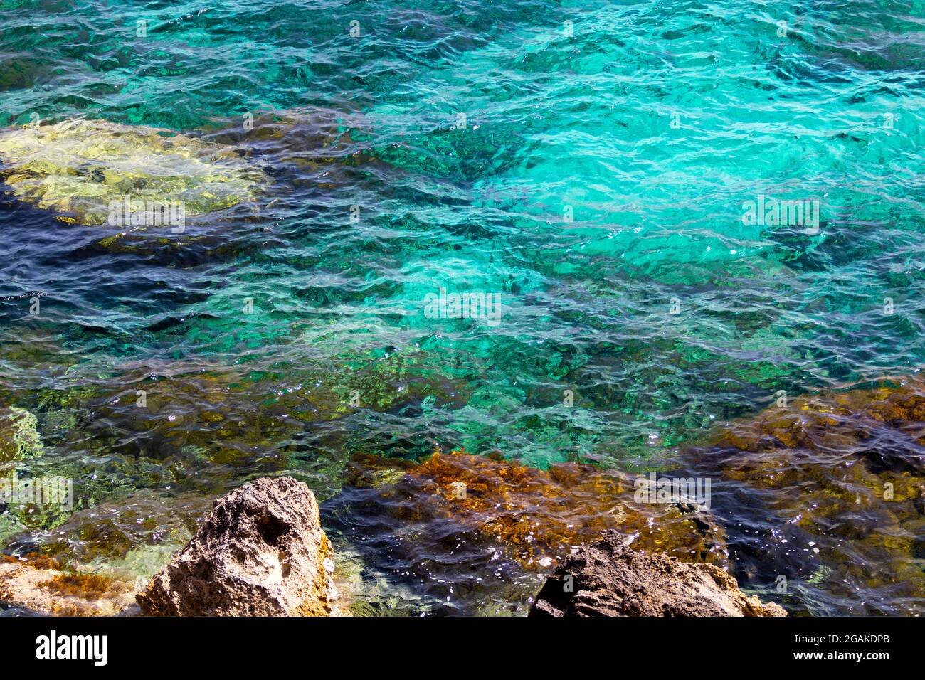 Acqua chiara blu acquamarina texture, mare Mediterraneo spiaggia, CopySpace Foto Stock