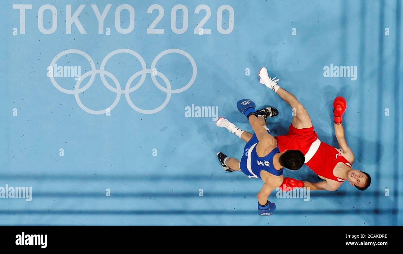 Tokyo 2020 Olympics - Boxing - Men's Lightweight - Last 16 - KKKG - Kokugikan Arena - Tokyo, Giappone - 31 luglio 2021. Bakhodur Usmonov di Tagikistan si trova sul terreno durante la sua lotta contro Elnur Abduraimov di Uzbekistan REUTERS/Ueslei Marcelino Foto Stock