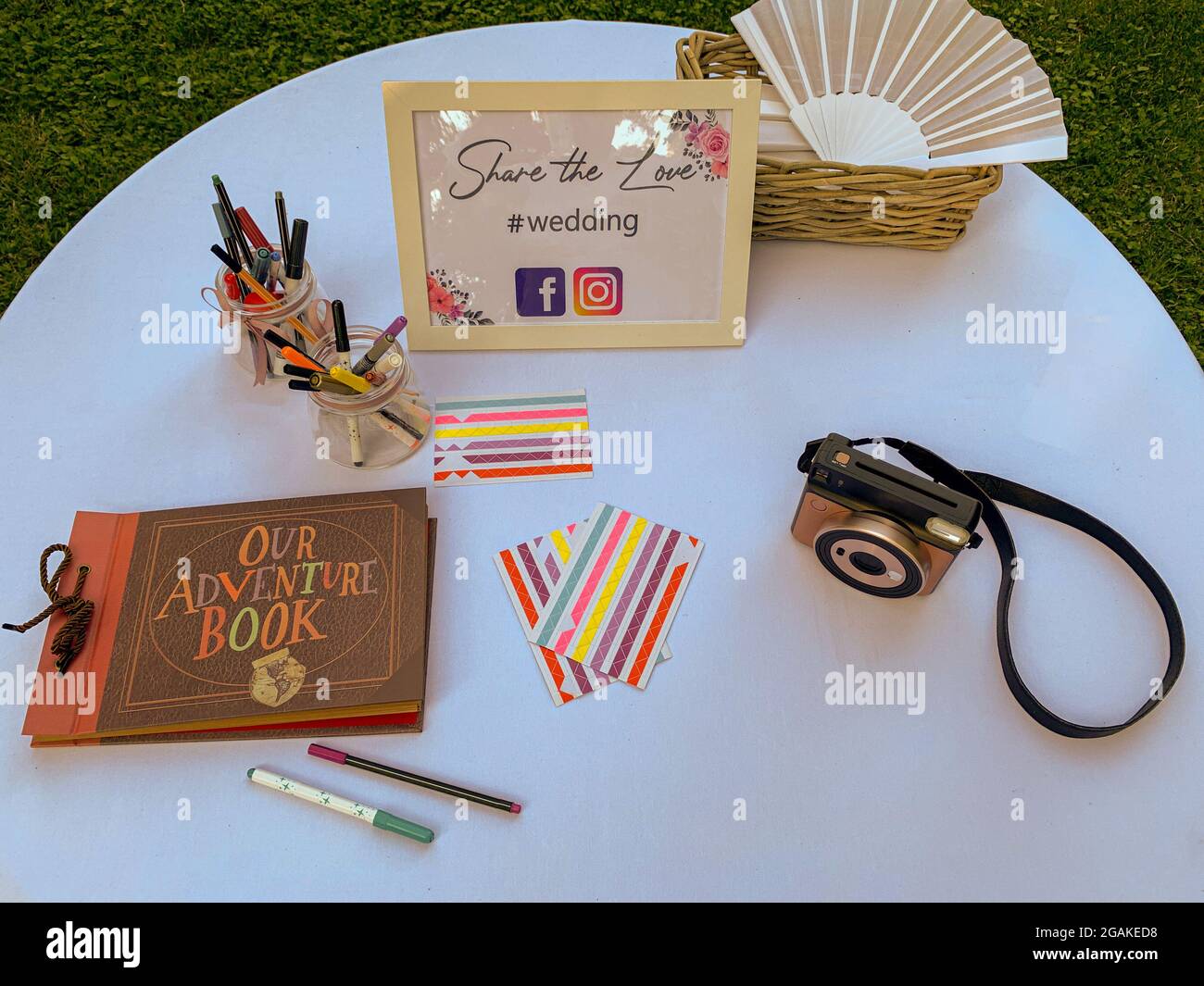 Cabina fotografica da utilizzare durante il matrimonio - fotocamera vintage e spazio per foto amici Foto Stock