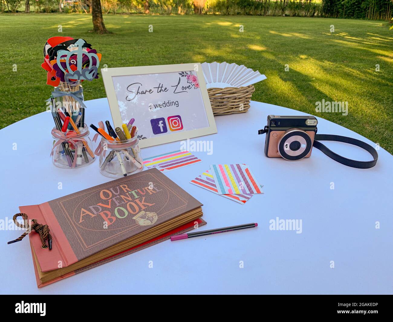 Cabina fotografica da utilizzare durante il matrimonio - fotocamera vintage e spazio per foto amici Foto Stock