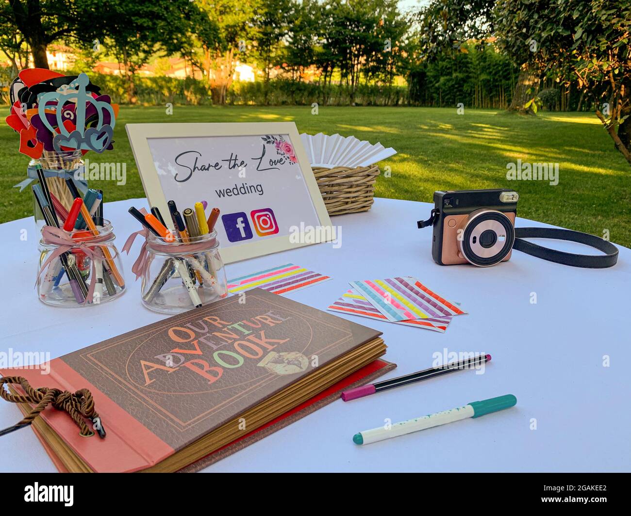Cabina fotografica da utilizzare durante il matrimonio - fotocamera vintage e spazio per foto amici Foto Stock