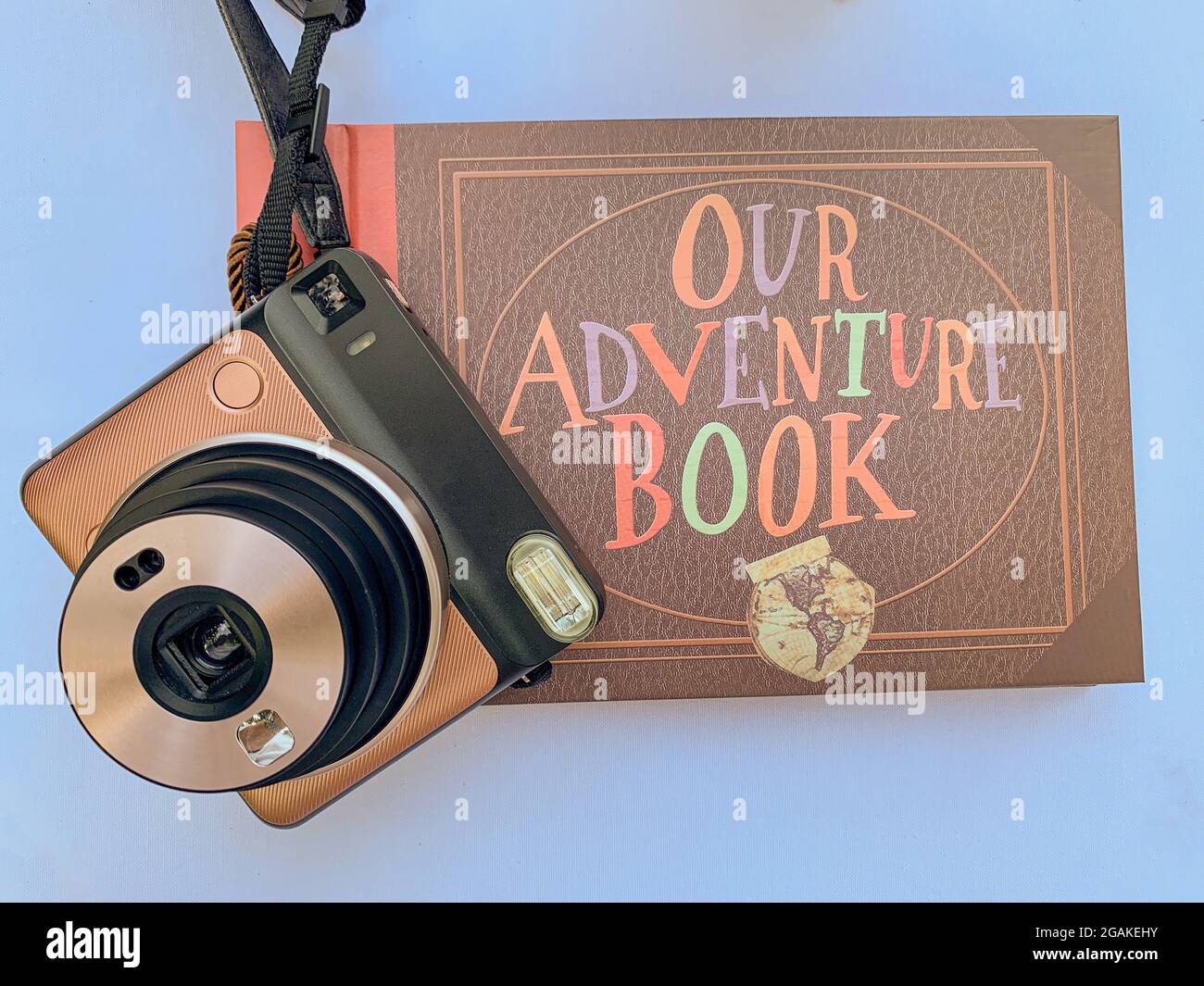 Cabina fotografica da utilizzare durante il matrimonio - fotocamera vintage e spazio per foto amici Foto Stock